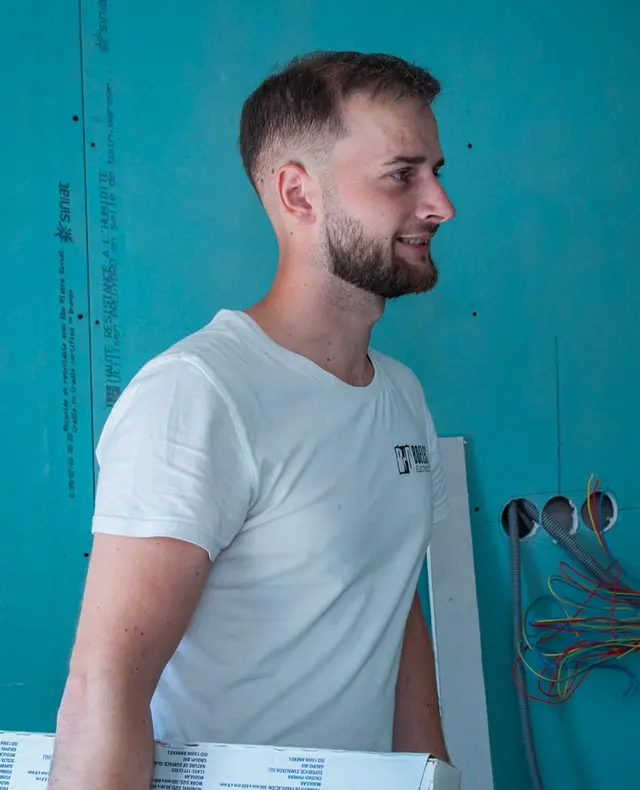 Installateur BDELEC en préparation de chantier