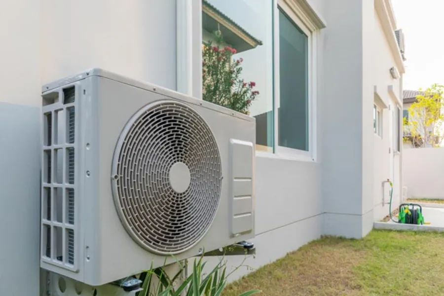 Pompe à chaleur installée en façade d'une maison