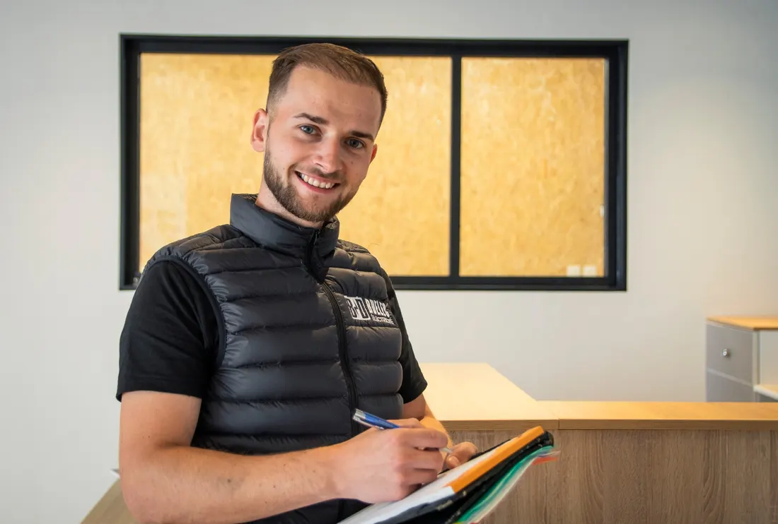 Un technicien BDELEC prenant des notes sur un chantier