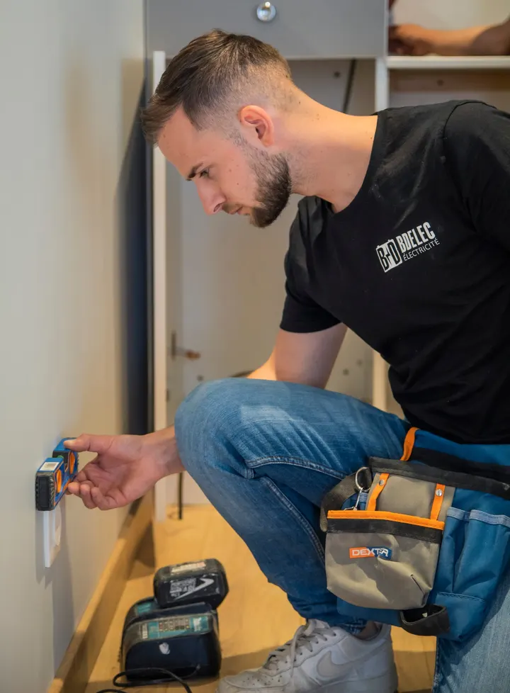 Technicien BDELEC contrôlant une installation électrique